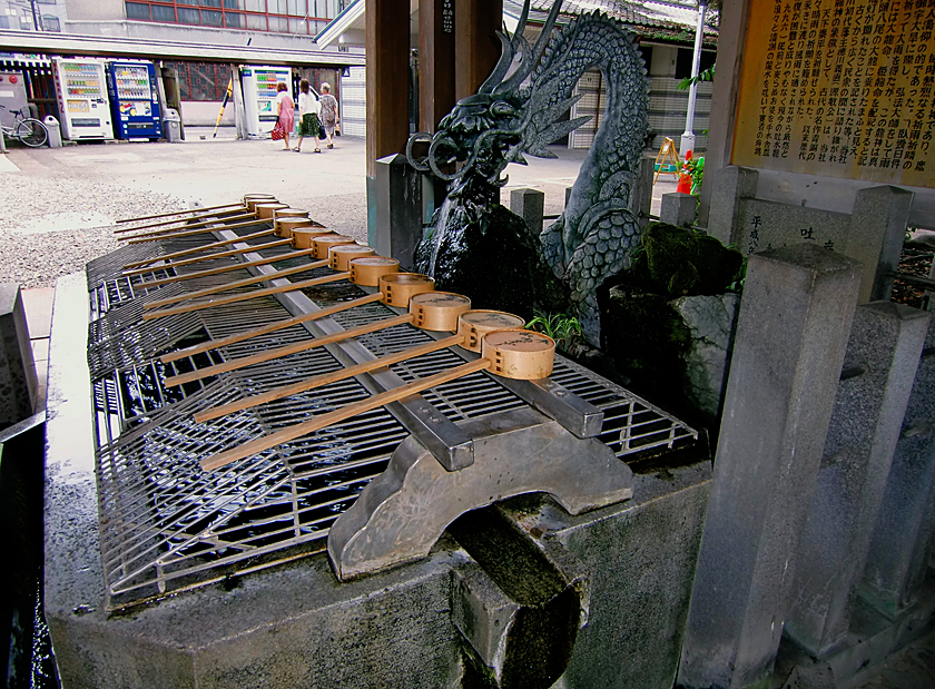 真清田神社の「吐水龍」